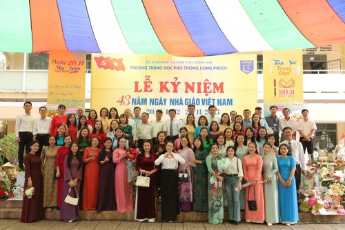 Đại biểu và giáo viên nhà trường chụp ảnh lưu niệm